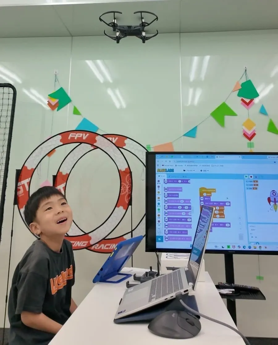 荒川区のプログラミング教室|ドローンで学ぶ小学生の習い事